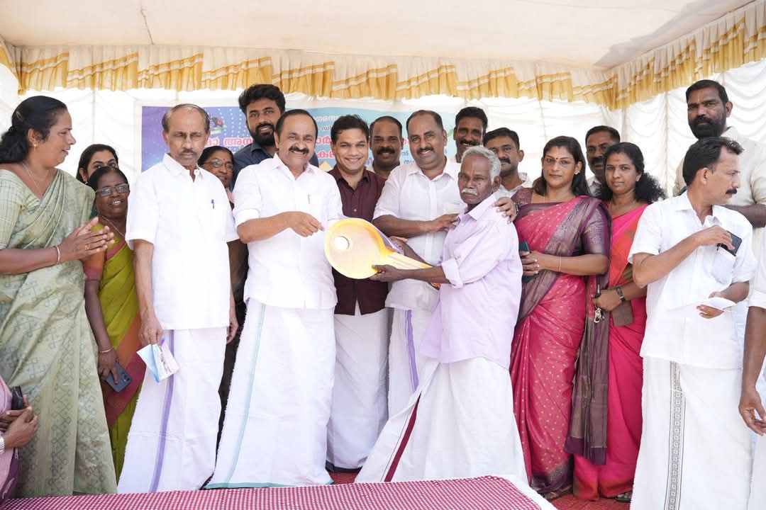 മരട് നഗരസഭയിൽ സ്വന്തമായി സ്ഥലവും വീടും ഇല്ലാത്ത പട്ടികജാതി വിഭാഗത്തിൽപ്പട്ടവർക്കായി നിർമ്മിച്ച പാർപ്പിട സമുച്ചയത്തിൻ്റെ താക്കോൽ കൈമാറ്റം പ്രതിപക്ഷ നേതാവ് വി.ഡി സതീശൻ നിർവ്വഹിച്ചു.