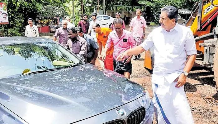 മദ്യലഹരിയിൽ യുവാവ് മോൻസ് ജോസഫ് എംഎൽ എ യെ കാറടിപ്പിക്കാൻ ശ്രമിച്ചു